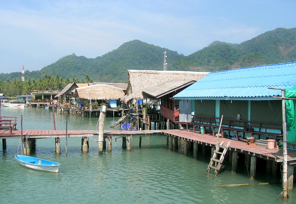 På de sydlige øer i den østlige thailandbugt ligger flere originale fiskerbyer. Her Bang Bao på Koh Chang
