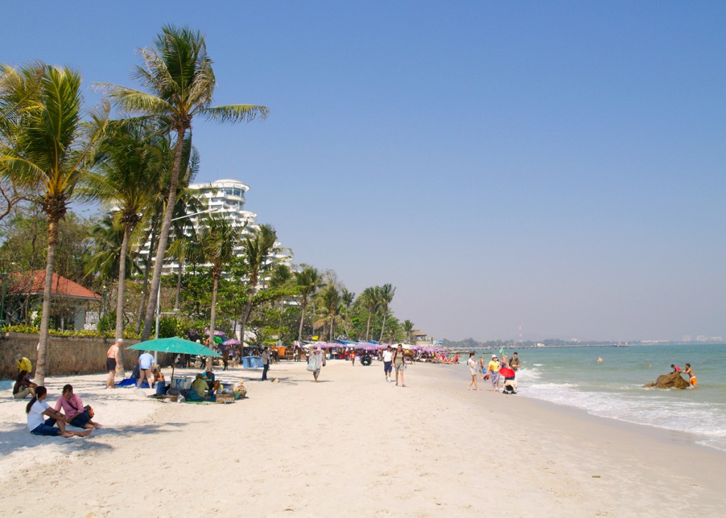 Kysten har mange lange strande. Her ved Hua Hin
