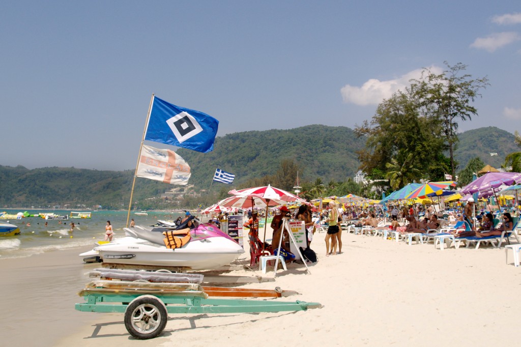 Patong Beach er travl, men der findes roligere strande på Phuket